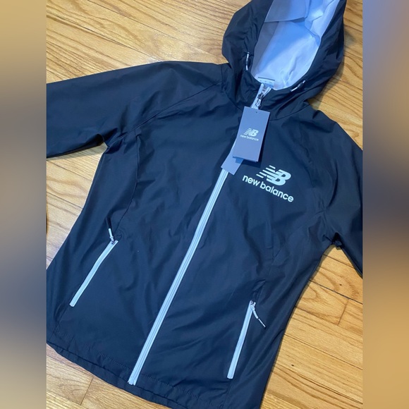 New Balance Women’s Wind & Water Resistant Jacket Black White Logo Sz Small New! - Picture 2 of 6
